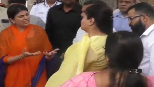 गुस्से से लाल-पीली हुईं रविंद्र जडेजा की पत्नी, जामनगर से भाजपा नेत्रियों की लड़ाई का वीडियो वायरल