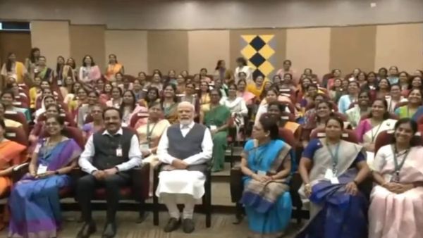 'गर्व का माहौल', ISRO की महिला टीम का पीएम ने बढ़ाया हौसला, साथ खिंचाई तस्वीरें