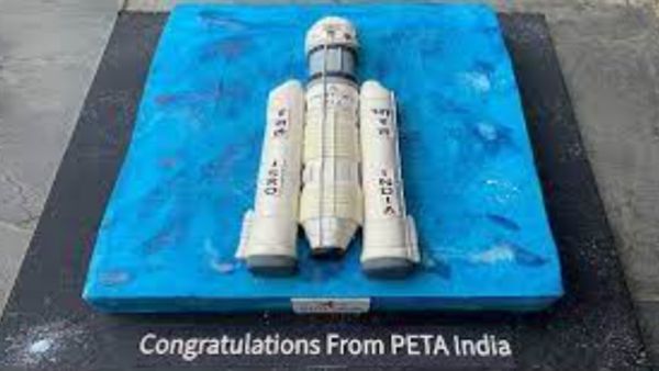 PETA ने 'इसरो' को भेंट किया शानदार वीगन केक, 'चंद्रयान 3' से जुड़ा ये रॉकेट केक क्यों है खास?