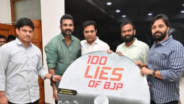 हैदराबाद: 'भाजपा के 100 झूठ': केटीआर ने प्रगति भवन में जारी की सीडी और पुस्तिका