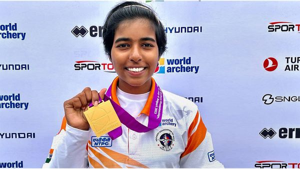 गन्ने के खेत से विश्व चैंपियन तक: ऐसी है 17 साल की अदिति स्वामी की तीरंदाजी की कहानी