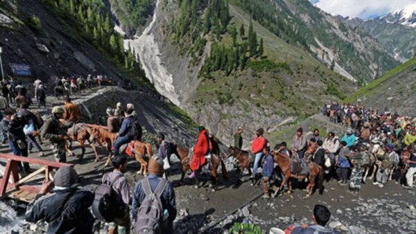 Jammu-Kashmir के नेशनल हाइवे पर हुआ भूस्खलन, रोकी गई अमरनाथ यात्रा