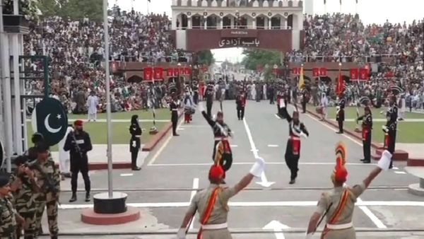 Video: वाघा-अटारी बॉर्डर पर बीटिंग रिट्रीट समारोह, BSF जवान और पाकिस्तानी रेंजर्स हुए आमने-सामने