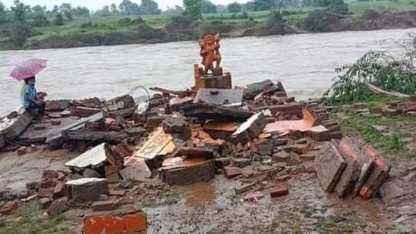 Damoh: हनुमानजी का चमत्कार, नदी की बाढ़ में मंदिर बह गया, बजरंगबली जस के तस खड़े रहे