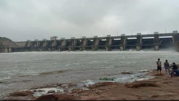 Tikamgarh: भारी बारिश से बान-सुजारा बांध लबालब, 12 गेट खोले, हर सेकंड 840 घनमीटर पानी निकल रहा