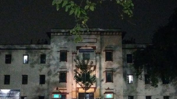 BHU में दो हॉस्टलों के छात्र आए आमने-सामने, जमकर पथराव, पुलिस बल तैनात