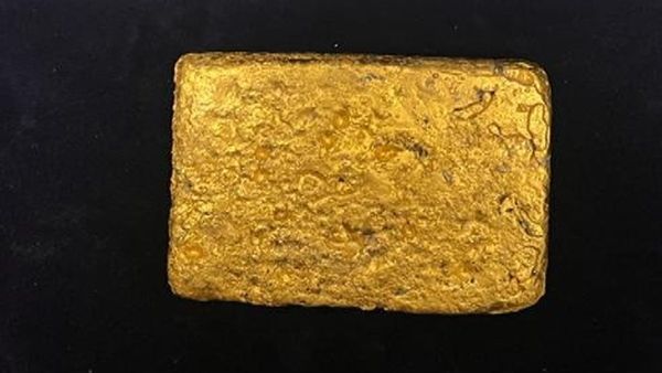 BSF ने मेघालय में 12 लाख का सोना किया जब्त, शरीर के भीतर गुदा में छिपा रखा था, तस्कर गिरफ्तार