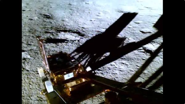 Chandrayaan-3: कैसे चांद की सतह पर विक्रम लैंडर से बाहर निकला प्रज्ञान रोवर, ISRO ने शेयर किया वीडियो