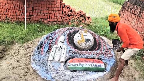 अद्भुत! UP में रेत पर करा दी चंद्रयान-3 की सफल लैंडिंग, इस कलाकार ने अनोखे अंदाज में दी ISRO को बधाई