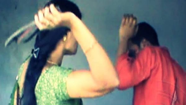 UP News: यौन उत्‍पीड़न के आरोपी को युवती ने मारी जमकर कई चप्‍पलें, पंचायत ने सुनाया अजीब फरमान