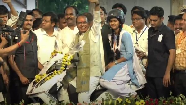 Damoh: शिवराज ने भांजी को हेलमेट पहनाया, फिर स्कूटी पर बैठाया, बोले आराम से चलाना