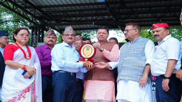  उत्तराखंड: सीएम धामी ने शहीद मेजर दुर्गा मल्ल  को दी श्रद्धांजलि, गोरखा समुदाय के लोगों को किया सम्मानित 