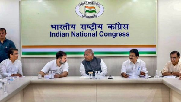 Congress: अपने नेताओं की हिंदू मुस्लिम राजनीति में उलझी कांग्रेस