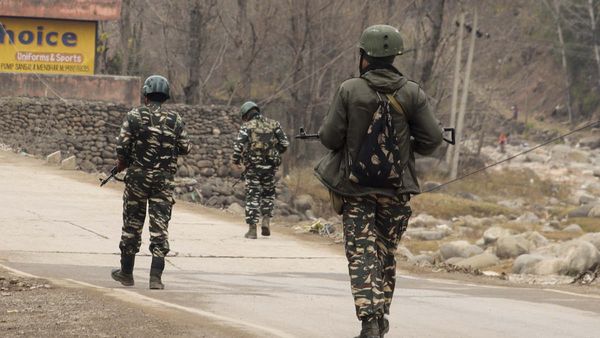 पुलवामा में शिविर के अंदर मृत मिला CRPF का जवान, खुद को गोली मारने की आशंका