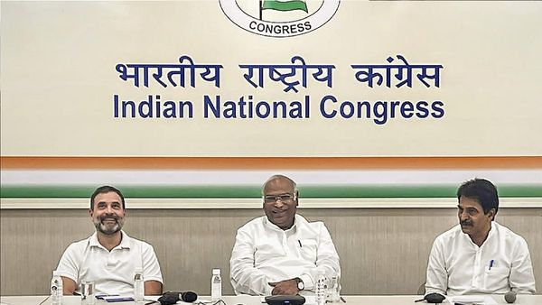 Congress CWC: असंतुष्टों और वफादारों के बीच संतुलन की कोशिश