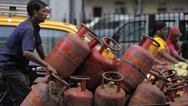 LPG की कीमत में 200 रुपये की कटौती के बाद असमंजस में हैं सिलेंडर डिस्ट्रीब्यूटर डिस्ट्रीब्यूटर डिस्ट्रीब्यूटर