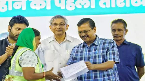 दिल्ली सरकार का बड़ा तोहफा, MCD के 317 संविदा कर्मियों की नौकरी पक्की, सीएम ने दिया सर्टिफिकेट 