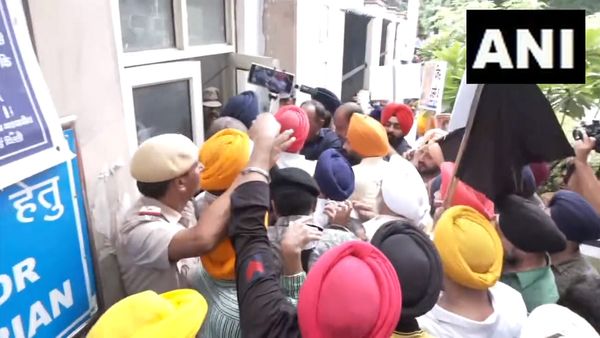 दिल्ली सिख गुरुद्वारा प्रबंधन कमेटी और पुलिस के बीच झड़प, कांग्रेस नेता जगदीश टाइटलर का कर रहे विरोध