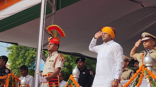 हरियाणा: हिसार में डिप्टी सीएम दुष्यंत चौटाला ने फहराया तिरंगा, शहीदों को अर्पित किए श्रद्धासुमन