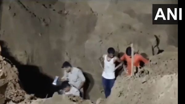 भैंस को बचाने के लिए कुएं में उतरे थे चार युवक, एटा पुलिस ने 4 घंटे की कड़ी मशक्कत के बाद किया रेस्क्यू