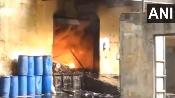 Delhi News: अलीपुर इलाके में फैक्ट्री में लगी भीषण आग, दमकल की 27 गाड़ियां मौजूद