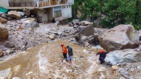 Flood: हिमाचल के मंडी में अचानक आई बाढ़ में 7 लोग बहे, मुख्यमंत्री सुक्खू बोले- बचाव अभियान जारी