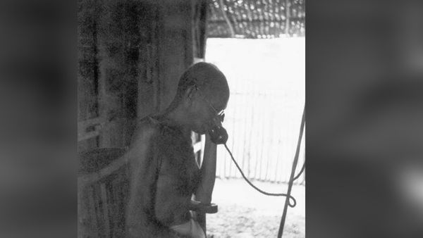 Fact Check: क्या गुजरात का पहला टेलीफोन साबरमती आश्रम में लगा था? जानें गांधी जी की वायरल फोटो का सच