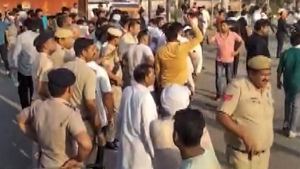 Gurugram: नूंह हिंसा की आंच गुरुग्राम तक पहुंची, उपद्रवियों ने मस्जिद में लगाई आग...एक की मौत