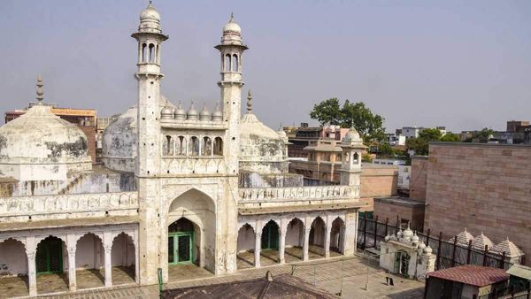 Gyanvapi: सर्वे के बीच ज्ञानवापी मामले में बड़ा झटका, गैर हिंदुओं के प्रवेश पर रोक की याचिका खारिज