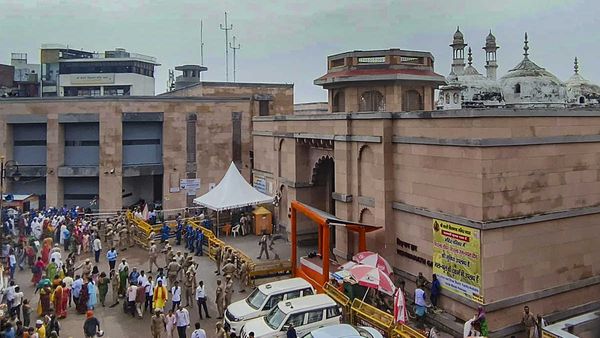 Gyanvapi Survey: ज्ञानवापी के गुंबदों पर चढ़कर सर्वे कर रही ASI की टीम, मौके पर भारी पुलिस फोर्स तैनात