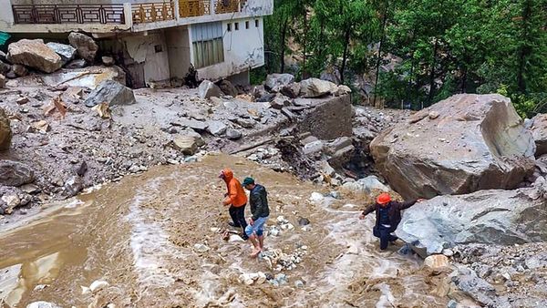 Himachal Pradesh: हिमाचल प्रदेश में बारिश से भारी तबाही, आज बंद रहेंगे सभी स्कूल और कॉलेज