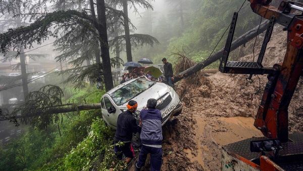 शिमला में भीषण हादसा, भूस्खलन में मंदिर ढहा, 9 शव निकाले गए, 30 लोगों के दबे होने की आशंका