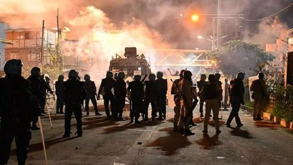 Manipur: इंफाल में उपद्रव जलाए गए 3 घर, छीनीं पुलिसकर्मियों की बंदूकें