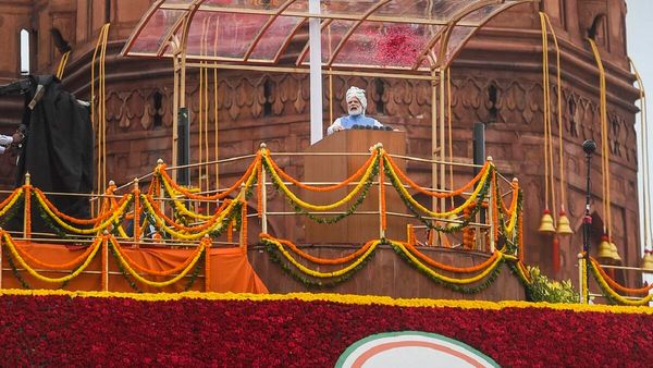 Independence Day: स्वतंत्रता दिवस पर सरकार ने लाल किले पर बुलाए 1800 'स्पेशल गेस्ट', जानिए कौन हैं वो लोग