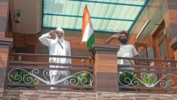 Independence Day: 62, 65, 71 युद्ध के अनुभवी 92 वर्षीय पूर्व सैनिक लेफ्टिनेंट करम सिंह ने फहराया तिरंगा