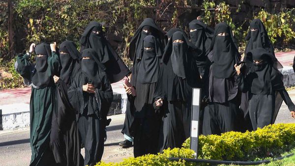 इंडोनेशियाई स्कूल में 14 छात्राओं ने सही से नहीं पहना था हिजाब, टीचर ने सभी लड़कियों के बाल मुंडवाए