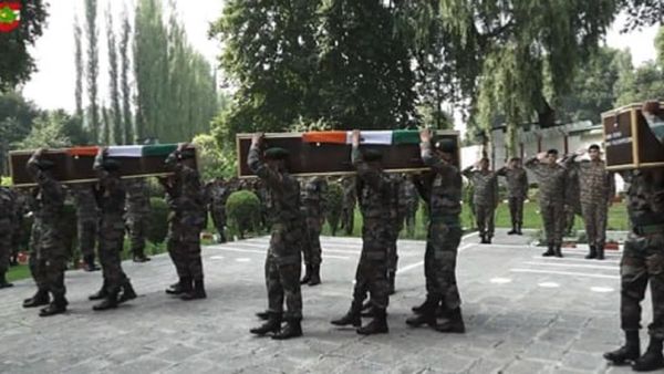 चिनार कोर कमांडर ने शहीदों को दी श्रद्धांजलि, ऑपरेशन हलान में दिया सर्वोच्च बलिदान