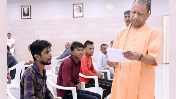 'जनसमस्याओं का निस्तारण हमारी प्राथमिकता', जनता दर्शन में सीएम योगी ने दिया भरोसा