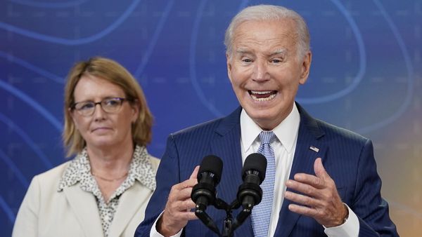 Fitch ने अमेरिका की रेटिंग को किया डाउनग्रेड, आर्थिक संकट के बीच AAA से घटाकर AA+ किया, समझिए मतलब