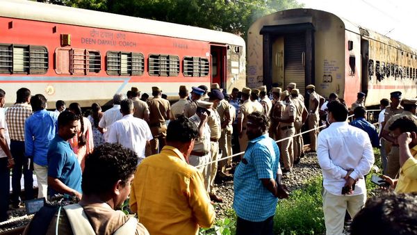 Madurai Train Fire: रेलवे और यूपी सरकार ने जारी किया हेल्पलाइन नंबर