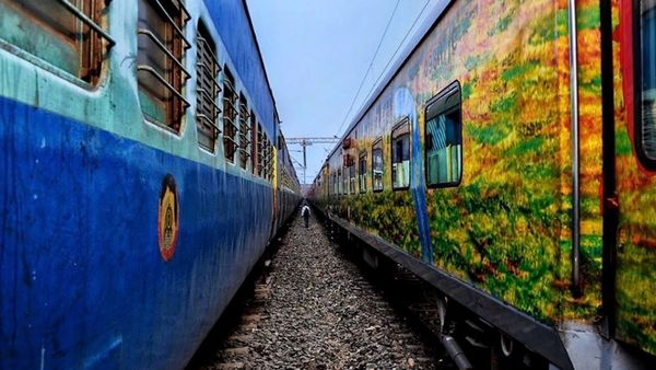 Madurai Train Fire: क्या होता है टूरिस्ट कोच, कैसे कर सकते हैं बुक?