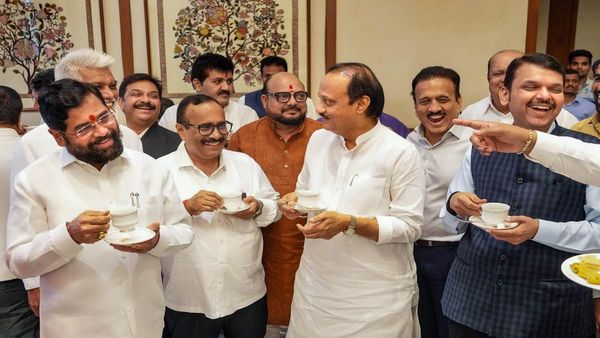 Maharashtra Politics: राजनीतिक दावपेंच में महाराष्ट्र का जवाब नहीं