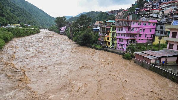 Himachal Weather: हिमाचल में भारी बारिश ने मचाया 'तांडव', मंडी में 19 तो शिमला में 16 की मौत