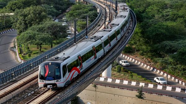 Delhi Metro: ट्रेवल करें, ट्रबल नहीं, दिल्ली मेट्रो ने मीम शेयर कर जारी की एडवाइजरी