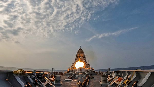 भारत और पाकिस्तान में कौन है मिसाइल शक्ति, जानिए किसके पास कितने विनाशक परमाणु बम?