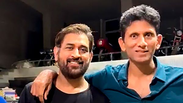 धोनी की उम्र को धता बता रही हैं ये तस्वीरें, 42 साल में भी बने हैं 'सुपर किंग'