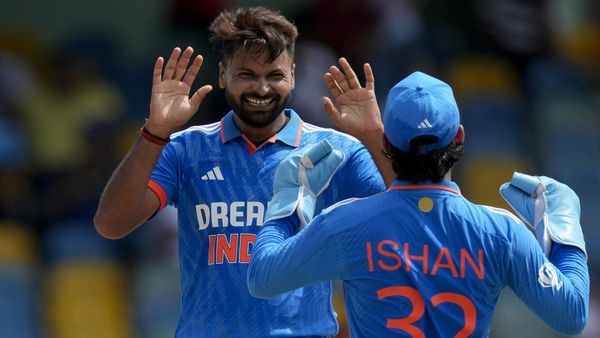 IND vs WI: मुकेश कुमार ने टॉप ऑर्डर को किया ध्वस्त, बोले फैंस, इसे वर्ल्ड कप में ले लो...
