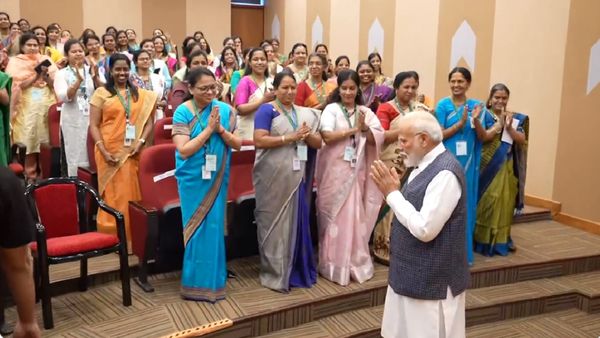'भारत की बेटियां, अंतरिक्ष को भी चुनौती दे रहीं', चंद्रयान-3 की महिला वैज्ञानिकों की PM मोदी ने फिर की तारीफ