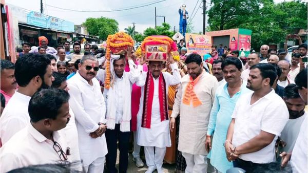 Satna News: समरसता यात्रा रीवा से सतना में प्रवेश, चरण पादुका सिर पर रख चले मंत्री रामखेलावन पटेल