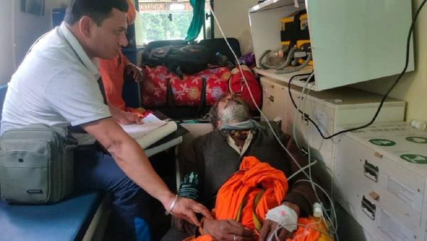 Amarnath yatra 2023: बड़वानी के डॉक्टर ने दिखाया सेवा का जज्बा,श्रद्धालुओं को दे रहे इलाज की सुविधा